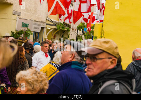 Padstow, UK. 1er mai 2017. Obby Oss peuvent Day Parade et célébration est une parade a propos de l'hiver et l'été qui vient de partir. Les marcheurs porter des vêtements blancs avec le rouge ou le bleu, le rouge étant la représentation de l'été et le bleu étant la représentation de l'hiver. Ils se rencontrent pour une bataille simulée pour montrer l'hiver d'être défait par Cornish la venue de l'été. La foule et les manifestants étaient également jubilent malgré la météo épouvantable ! Credit : James Pearce/Alamy Live News Banque D'Images