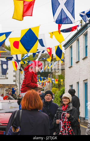 Padstow, UK. 1er mai 2017. Obby Oss peuvent Day Parade et célébration est une parade a propos de l'hiver et l'été qui vient de partir. Les marcheurs porter des vêtements blancs avec le rouge ou le bleu, le rouge étant la représentation de l'été et le bleu étant la représentation de l'hiver. Ils se rencontrent pour une bataille simulée pour montrer l'hiver d'être défait par Cornish la venue de l'été. La foule et les manifestants étaient également jubilent malgré la météo épouvantable ! Credit : James Pearce/Alamy Live News Banque D'Images