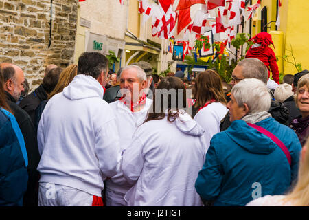 Padstow, UK. 1er mai 2017. Obby Oss peuvent Day Parade et célébration est une parade a propos de l'hiver et l'été qui vient de partir. Les marcheurs porter des vêtements blancs avec le rouge ou le bleu, le rouge étant la représentation de l'été et le bleu étant la représentation de l'hiver. Ils se rencontrent pour une bataille simulée pour montrer l'hiver d'être défait par Cornish la venue de l'été. La foule et les manifestants étaient également jubilent malgré la météo épouvantable ! Credit : James Pearce/Alamy Live News Banque D'Images