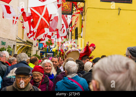 Padstow, UK. 1er mai 2017. Obby Oss peuvent Day Parade et célébration est une parade a propos de l'hiver et l'été qui vient de partir. Les marcheurs porter des vêtements blancs avec le rouge ou le bleu, le rouge étant la représentation de l'été et le bleu étant la représentation de l'hiver. Ils se rencontrent pour une bataille simulée pour montrer l'hiver d'être défait par Cornish la venue de l'été. La foule et les manifestants étaient également jubilent malgré la météo épouvantable ! Credit : James Pearce/Alamy Live News Banque D'Images