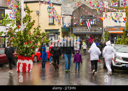 Padstow, UK. 1er mai 2017. Obby Oss peuvent Day Parade et célébration est une parade a propos de l'hiver et l'été qui vient de partir. Les marcheurs porter des vêtements blancs avec le rouge ou le bleu, le rouge étant la représentation de l'été et le bleu étant la représentation de l'hiver. Ils se rencontrent pour une bataille simulée pour montrer l'hiver d'être défait par Cornish la venue de l'été. La foule et les manifestants étaient également jubilent malgré la météo épouvantable ! Credit : James Pearce/Alamy Live News Banque D'Images