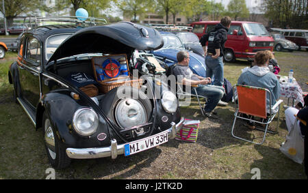 Hanovre, Allemagne. 01 mai, 2017. Les coccinelles VW garés à l'Maikaefertreffen (mai Beetle Réunion) à Hanovre, Allemagne, 01 mai 2017. Fans de automoviles de Volkswagen avec des moteurs refroidis par air avait une bonne fois à la réunion du 01 mai sur Mai 2017. 3000 propriétaire de coléoptères et VW transporteurs se sont réunis dans la capitale de l'état pour montrer leurs voitures classiques. Photo : Julian Stratenschulte/dpa/Alamy Live News Banque D'Images