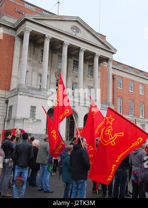 Mai Chesterfield, Derbyshire. Mars Annuel à travers la ville organisée par Chesterfield Trades Union Council a réuni des centaines de partisans du travail et des groupes de gauche. 2017 marque le 40e anniversaire de la marche annuelle qui commémore la Journée Mai vacances de banque comme une maison de vacances des travailleurs. Drapeaux de parti communiste à l'extérieur de l'hôtel de ville Banque D'Images