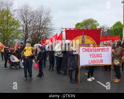 Mai Chesterfield, Derbyshire. Mars Annuel à travers la ville organisée par Chesterfield Trades Union Council a réuni des centaines de partisans du travail et des groupes de gauche. 2017 marque le 40e anniversaire de la marche annuelle qui commémore la Journée Mai vacances de banque comme une maison de vacances des travailleurs. Banque D'Images