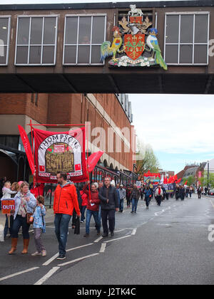 Mai Chesterfield, Derbyshire. Mars Annuel à travers la ville organisée par Chesterfield Trades Union Council a réuni des centaines de partisans du travail et des groupes de gauche. 2017 marque le 40e anniversaire de la marche annuelle qui commémore la Journée Mai vacances de banque comme une maison de vacances des travailleurs. Banque D'Images