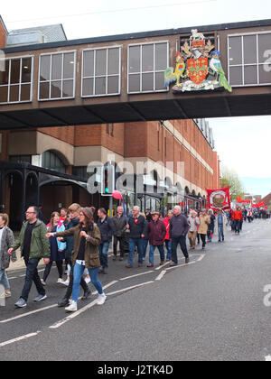 Mai Chesterfield, Derbyshire. Mars Annuel à travers la ville organisée par Chesterfield Trades Union Council a réuni des centaines de partisans du travail et des groupes de gauche. 2017 marque le 40e anniversaire de la marche annuelle qui commémore la Journée Mai vacances de banque comme une maison de vacances des travailleurs. Banque D'Images