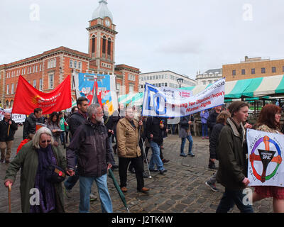 Mai Chesterfield, Derbyshire. Mars Annuel à travers la ville organisée par Chesterfield Trades Union Council a réuni des centaines de partisans du travail et des groupes de gauche. 2017 marque le 40e anniversaire de la marche annuelle qui commémore la Journée Mai vacances de banque comme une maison de vacances des travailleurs. La ville mars's Victorian Market Hall. Banque D'Images