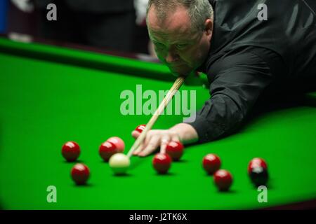 Sheffield, Royaume-Uni. 1er mai 2017. John Higgins, de l'Écosse est en concurrence au cours de la finale avec Mark Selby, d'Angleterre, à la World Snooker Championship 2017 au théâtre Crucible à Sheffield, en Grande-Bretagne le 1 mai 2017. Crédit : Jon Buckle/Xinhua/Alamy Live News Banque D'Images