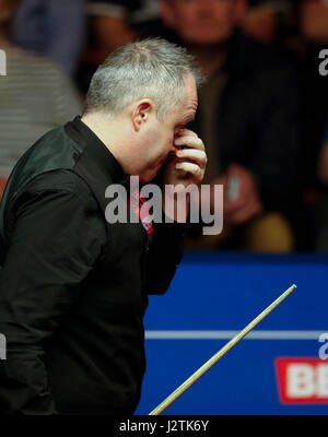 Sheffield, Royaume-Uni. 1er mai 2017. John Higgins, de l'Ecosse réagit au cours de la final avec Mark Selby, d'Angleterre, à la World Snooker Championship 2017 au théâtre Crucible à Sheffield, en Grande-Bretagne le 1 mai 2017. Credit : Han Yan/Xinhua/Alamy Live News Banque D'Images