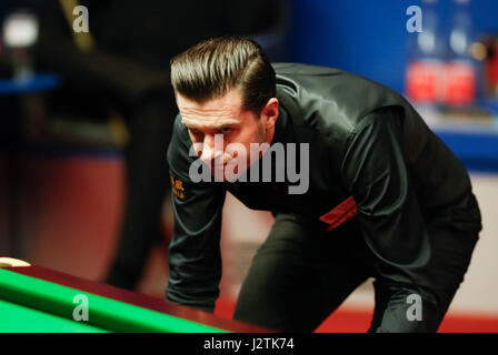 Sheffield, Royaume-Uni. 1er mai 2017. Mark Selby, d'Angleterre, fait concurrence au cours de la finale avec John Higgins, de l'Écosse au World Snooker Championship 2017 au théâtre Crucible à Sheffield, en Grande-Bretagne le 1 mai 2017. Credit : Han Yan/Xinhua/Alamy Live News Banque D'Images