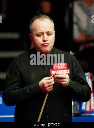 Sheffield, Royaume-Uni. 1er mai 2017. John Higgins, de l'Écosse est en concurrence au cours de la finale avec Mark Selby, d'Angleterre, à la World Snooker Championship 2017 au théâtre Crucible à Sheffield, en Grande-Bretagne le 1 mai 2017. Credit : Han Yan/Xinhua/Alamy Live News Banque D'Images