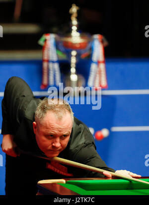 Sheffield, Royaume-Uni. 1er mai 2017. John Higgins, de l'Écosse est en concurrence au cours de la finale avec Mark Selby, d'Angleterre, à la World Snooker Championship 2017 au théâtre Crucible à Sheffield, en Grande-Bretagne le 1 mai 2017. Credit : Han Yan/Xinhua/Alamy Live News Banque D'Images