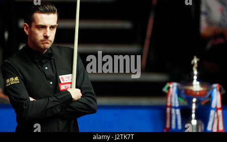 Sheffield, Royaume-Uni. 1er mai 2017. Mark Selby, d'Angleterre, fait concurrence au cours de la finale avec John Higgins, de l'Écosse au World Snooker Championship 2017 au théâtre Crucible à Sheffield, en Grande-Bretagne le 1 mai 2017. Credit : Han Yan/Xinhua/Alamy Live News Banque D'Images