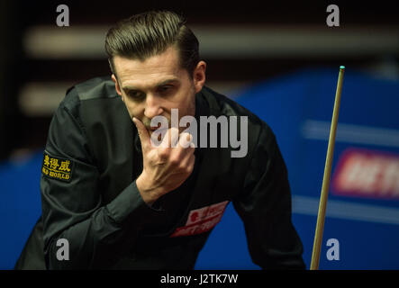 Sheffield, Royaume-Uni. 1er mai 2017. Mark Selby, d'Angleterre, fait concurrence au cours de la finale avec John Higgins, de l'Écosse au World Snooker Championship 2017 au théâtre Crucible à Sheffield, en Grande-Bretagne le 1 mai 2017. Crédit : Jon Buckle/Xinhua/Alamy Live News Banque D'Images