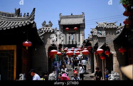 Xi'an, province du Shaanxi en Chine. 1er mai 2017. Village de touristes visitent Yuanjia Liquan, comté du nord-ouest de la Chine, dans la province de Shaanxi, du 1 mai 2017. Yuanjia Village a profité des ressources rurales pour développer son tourisme populaire. Credit : Tao Ming/Xinhua/Alamy Live News Banque D'Images