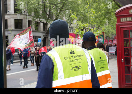 Londres, Royaume-Uni. 1er mai 2017. 24 mai Londres Mars UK regardant le passage de mars rendez-vous des travailleurs de la ville de Westminster street cleaners Crédit : Brian Southam/Alamy Live News Banque D'Images