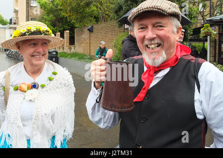 Londres, Royaume-Uni. 1er mai 2017. La Deptford Jack in the Green va entre plusieurs pubs à Deptford et Greenwich émerveillant de spectateurs chaque jour de mai. Credit:claire doherty/Alamy Live News Banque D'Images