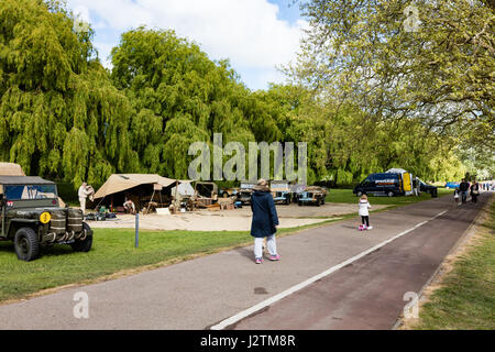 Sandwich, Kent, UK, 1er mai 2017. UK Météo Nouvelles. À la fin de la journée de mai 1940 de la Banque mondiale sur la rivière Stour, enfin le soleil perce les nuages et ce qui a été un jour froid et averses se réchauffe, tout comme les visiteurs et véhicules militaires à la maison. Crédit : Richard Donovan/Live Alamy News Banque D'Images