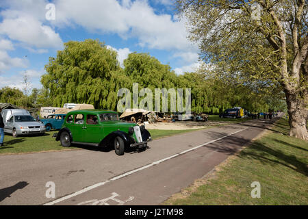 Sandwich, Kent, UK, 1er mai 2017. UK Météo Nouvelles. À la fin de la journée de mai 1940 de la Banque mondiale sur la rivière Stour, enfin le soleil perce les nuages et ce qui a été un jour froid et averses se réchauffe, tout comme les visiteurs et véhicules militaires à la maison. Crédit : Richard Donovan/Live Alamy News Banque D'Images