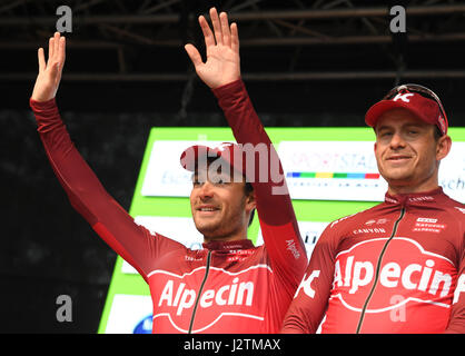 Runner-up Rick Zabel (L) de l'équipe d'Katusha-Alpecin vagues à côté de son coéquipier, Alexander Kristoff à partir de la Norvège, qui est venu en premier lieu, au cours de la cérémonie de remise des prix de la classique 'vélo autour de la place financière' Eschborn-Frankfurt en Frankfurt am Main, Allemagne, 01 mai 2017. Photo : Arne Dedert/dpa Banque D'Images