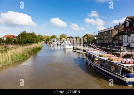 Sandwich, Kent, UK, 1er mai 2017. UK Météo Nouvelles. À la fin de la journée de mai 1940 de la Banque mondiale sur la rivière Stour, enfin le soleil perce les nuages et ce qui a été un jour froid et averses se réchauffe, tout comme les visiteurs et les véhicules militaires, et des navires, à la maison. Crédit : Richard Donovan/Live Alamy News Banque D'Images