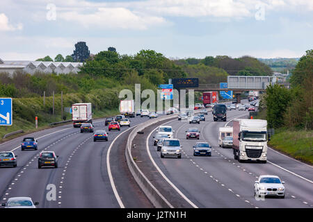 Northampton. M1 Junction 15/16 .1er mai 2017. Trafic circulant librement sur l'autoroute tôt ce soir après le week-end férié, mais le trafic est occupé plus au sud dans le Bedfordshire. Credit : Keith J Smith./Alamy Live News Banque D'Images