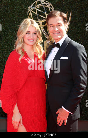 Pasadena, CA, USA. Apr 30, 2017. LOS ANGELES - jan 30 : Daphne Oz, Mehmet oz à la 44e Prix Daytime Emmy - Les arrivées au Pasadena Civic Auditorium le 30 avril 2017 à Pasadena, CA Crédit : Kathy Hutchins/via Zuma Zuma/fil Wire/Alamy Live News Banque D'Images