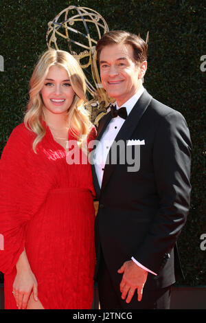 Pasadena, CA, USA. Apr 30, 2017. LOS ANGELES - jan 30 : Daphne Oz, Mehmet oz à la 44e Prix Daytime Emmy - Les arrivées au Pasadena Civic Auditorium le 30 avril 2017 à Pasadena, CA Crédit : Kathy Hutchins/via Zuma Zuma/fil Wire/Alamy Live News Banque D'Images