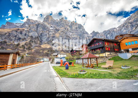 Village de Loèche-les-Bains avec de superbes Alpes Suisse, Canton du Valais, Suisse Banque D'Images