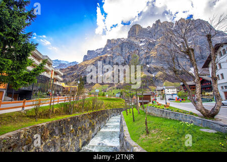 Village de Loèche-les-Bains avec de superbes Alpes Suisse, Canton du Valais, Suisse Banque D'Images
