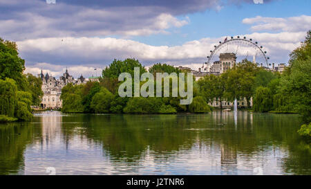 St James Park Horse Guards Parade à Londres avec le London Eye et de gauche à droite. Banque D'Images