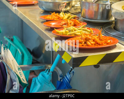 Wulai, Taiwan - 09 octobre, 2016 : Fruits de mer et autres produits locaux. Bazaar à Wulai, Taiwan. Banque D'Images