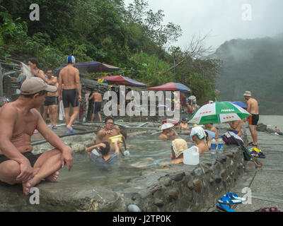 Wulai, Taiwan - 09 octobre, 2016 : piscines publiques avec de l'eau à partir de hot springs Banque D'Images