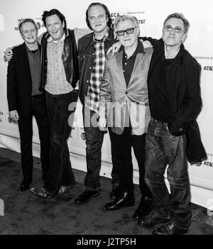 NEW YORK, NY - 28 avril 2017 : (L-R) Steve Buscemi, Michael Madsen, Quentin Tarantino, Harvey Keitel et Tim Roth assister à la 'Reservoir Dogs' 25e Ann Banque D'Images