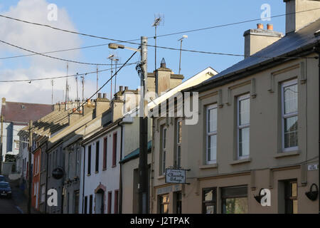 Les cheminées et les antennes sur la rangée de maisons en terrasse, Limda Chowk Comté de Donegal, Irlande. Banque D'Images