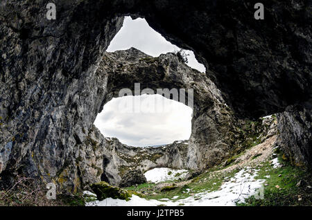 Le grand trou (Lubierriko Aundia Zulo - Urbasa) Banque D'Images