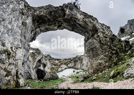 Le grand trou (Lubierriko Aundia Zulo - Urbasa) Banque D'Images