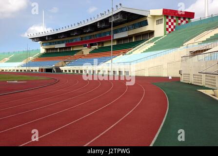 KAOHSIUNG, TAIWAN -- 1 juillet 2014 : une vue de l'exécution sportive et les gradins de pistes la Jhong Jheng Stadium à Kaohsiung city. Banque D'Images