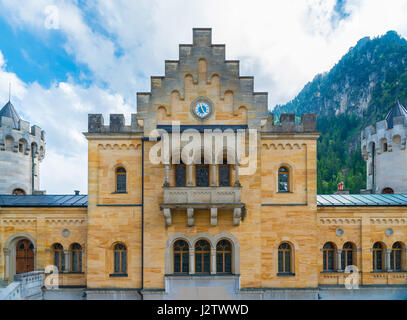 Horloge ancienne de la cour intérieure le château de Neuschwanstein en Bavière, Allemagne les Alpes Banque D'Images