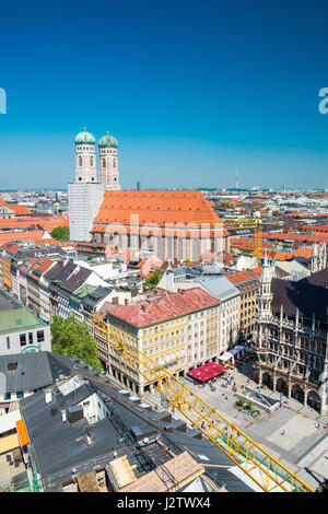 Munich, Allemagne - le 7 juin 2016 : vue aérienne sur l'hôtel de ville de Marienplatz à Munich, Allemagne Banque D'Images