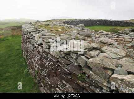 L'Âge du Fer Knockdrum fort en pierre des murs de défense de périmètre, près de Castletownshend, comté de Cork, Irlande, République d'Irlande Banque D'Images