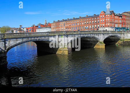 Pont sur la rivière Lee, ville de Cork, County Cork, Irlande, République d'Irlande Banque D'Images