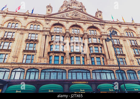 Londres, Royaume-Uni - 10 août 2015 : grand magasin Harrods façade dans le centre de Londres Banque D'Images