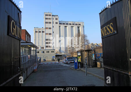 À partir de la porte d'entrée rue Thomas à la partie Brasserie Guinness, St James' Gate, Dublin, Irlande, Banque D'Images