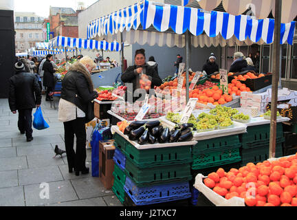 Fruits et légumes du marché décrochage, Moore Street, le centre-ville de Dublin, Irlande, République d'Irlande Banque D'Images