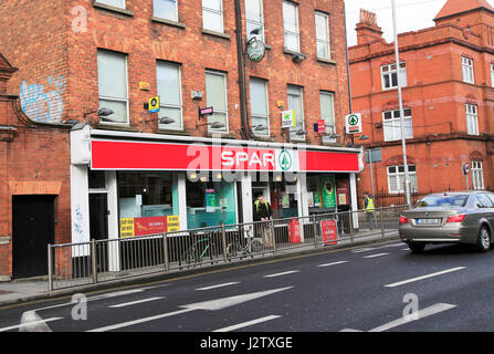 Commodité Spar supermarché shop Street corner, Rathmines Road, centre-ville de Dublin, Irlande, République d'Irlande Banque D'Images