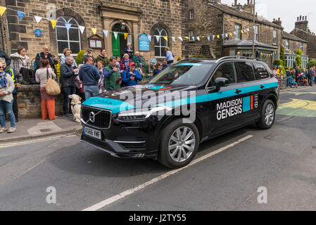 2017 La Tour de Yorkshire qu'elle traversait le village de Addingham près de Bradford, West Yorkshire Banque D'Images