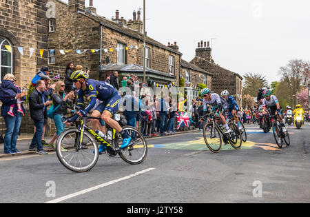 2017 La Tour de Yorkshire qu'elle traversait le village de Addingham près de Bradford, West Yorkshire Banque D'Images