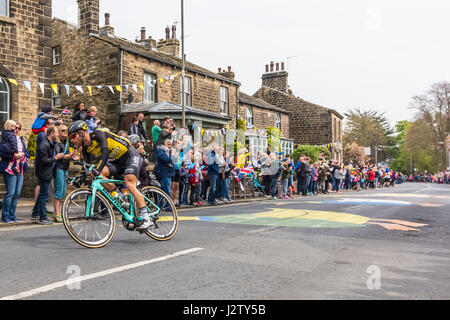 2017 La Tour de Yorkshire qu'elle traversait le village de Addingham près de Bradford, West Yorkshire Banque D'Images