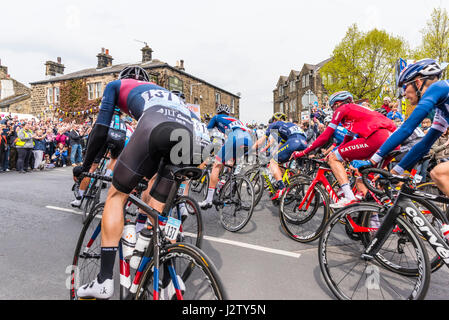 2017 La Tour de Yorkshire qu'elle traversait le village de Addingham près de Bradford, West Yorkshire Banque D'Images